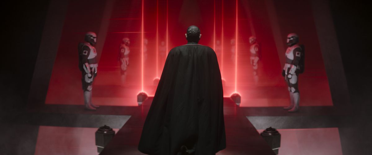 Moff Gideon si trova davanti ai laser e ai Dark Troopers allineati in fila in una scena della terza stagione di The Mandalorian.