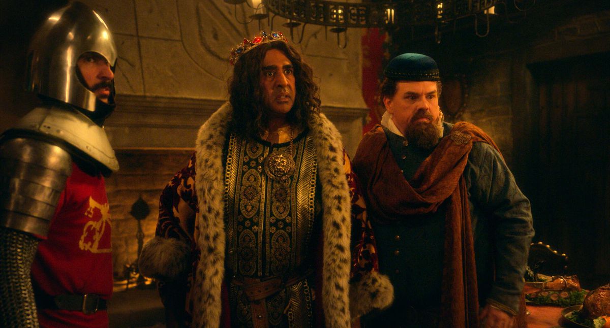 Jay Chandrasekhar, vestito con abiti regali come King Guy, e Kevin Heffernan stanno accanto a un cavaliere in Quasi.
