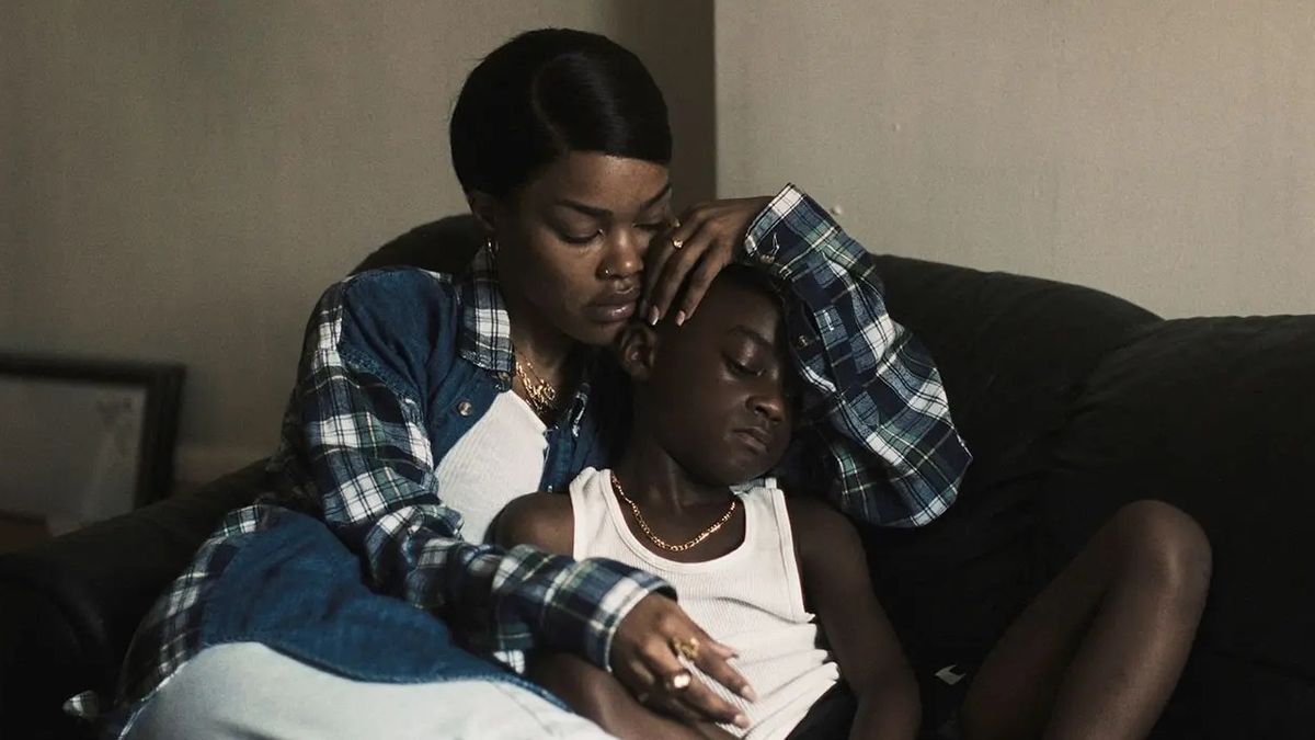 (LR) Inez (Teyana Taylor) abbraccia suo figlio Terry (Aaron Kingsley Adetola) mentre è seduta su un divano in Mille e uno.
