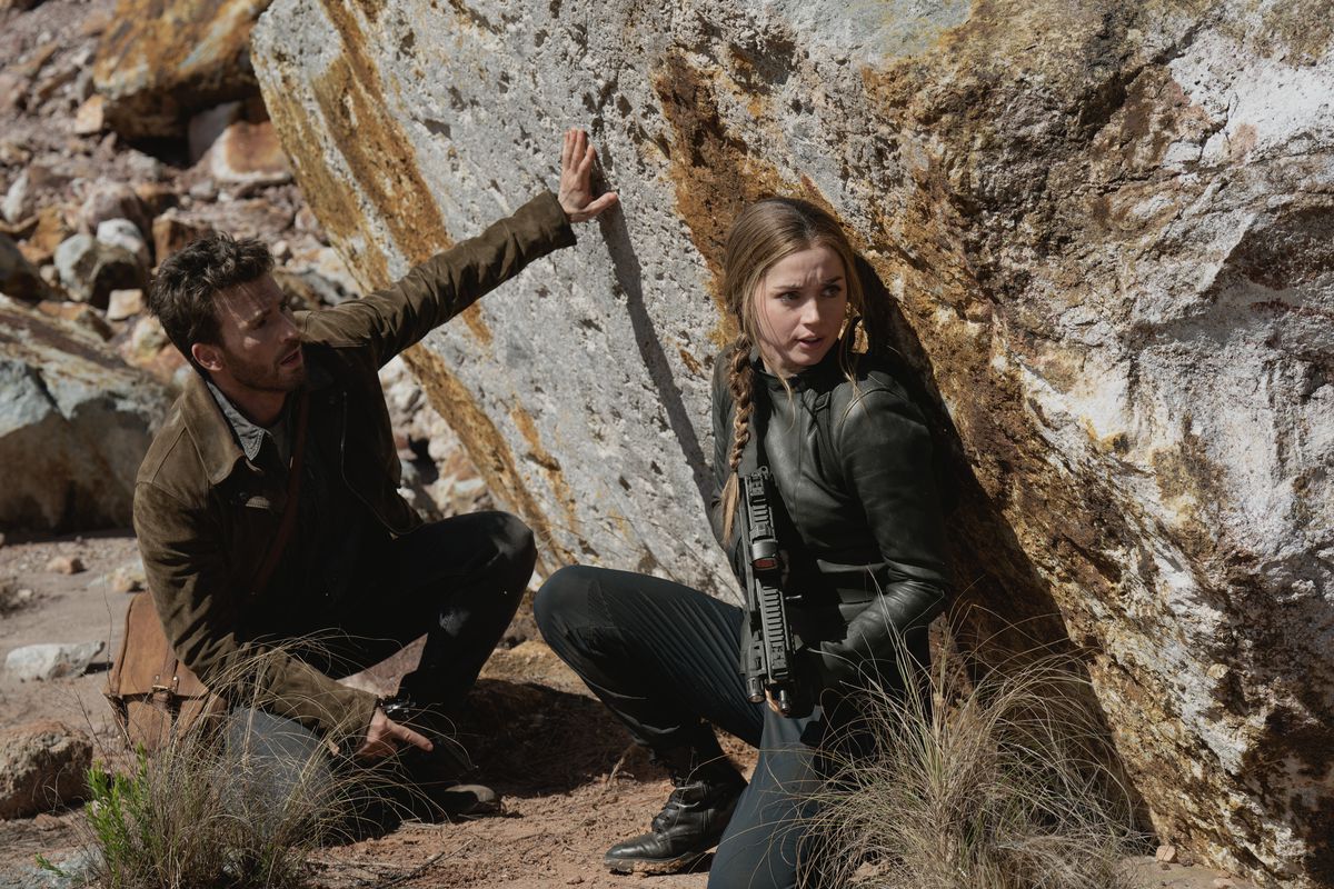 Ana de Armas e Chris Evans si appoggiano a una roccia in Ghosted.