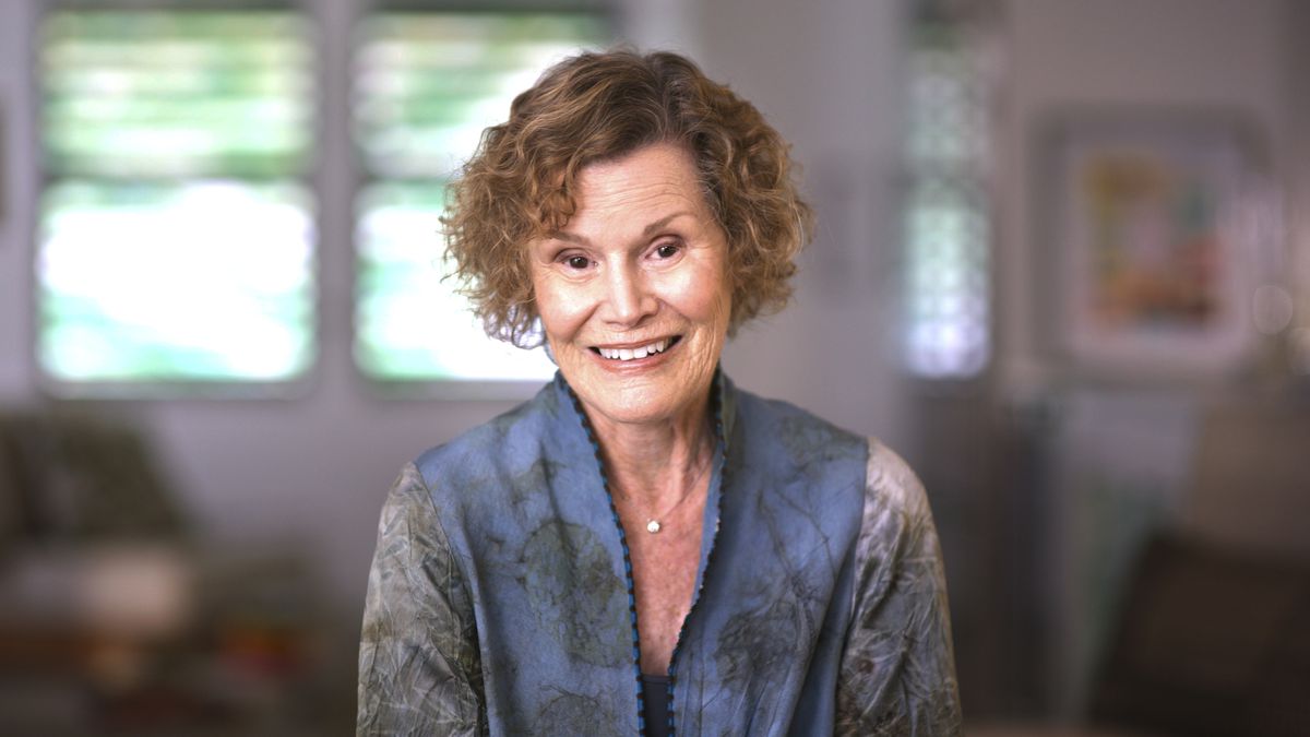 Judy Blume sorride in un'immagine di Judy Blume Forever.