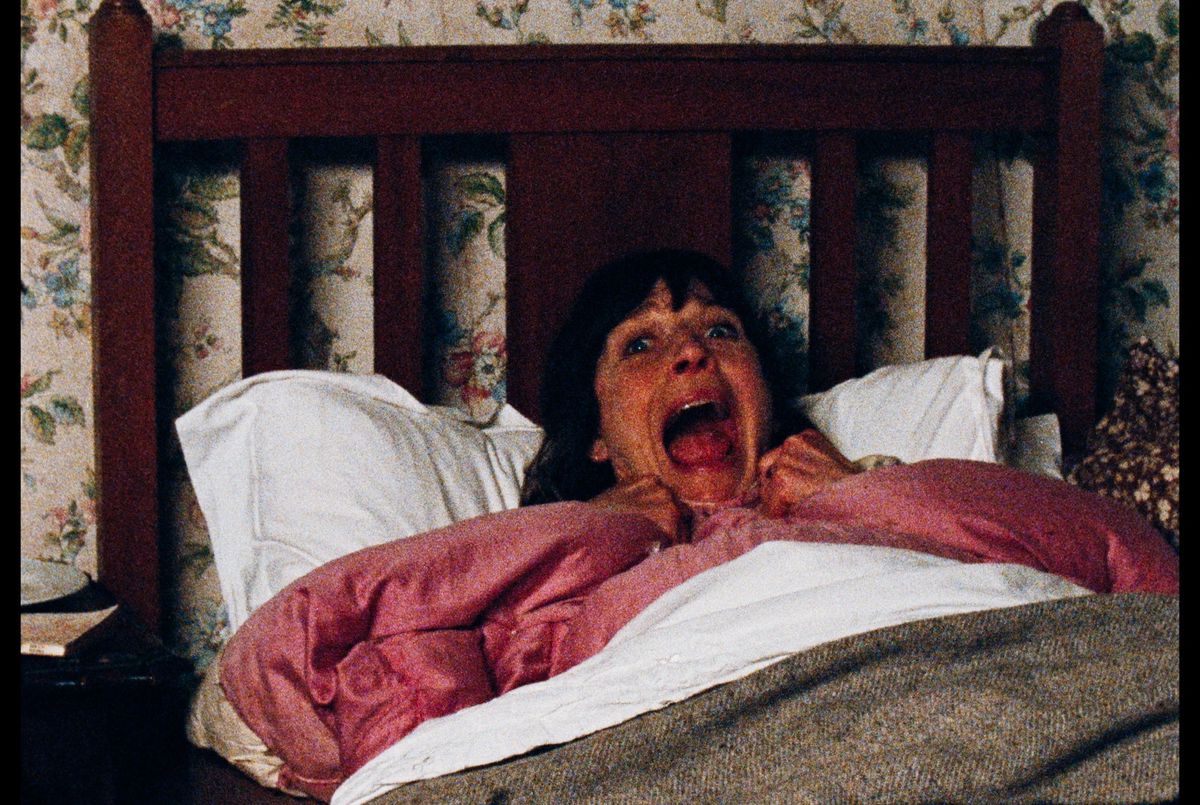 Una donna (Mary Woodvine) che urla nel suo letto in Enys Men.