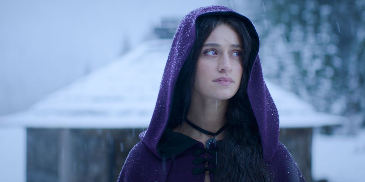 Anya Chalotra nei panni di Yennefer nella terza stagione di The Witcher di Netflix in piedi nella neve e con indosso un mantello viola.