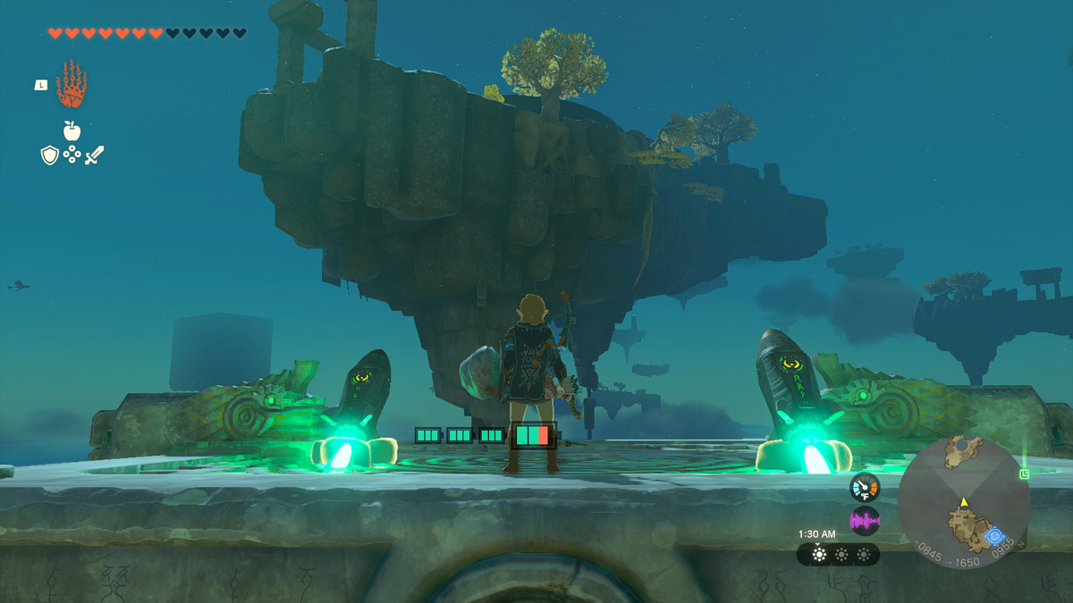 Link cavalca una chiatta improvvisata, che ha razzi Zonai attaccati su entrambi i lati, per raggiungere un'isola del cielo sopra di lui in The Legend of Zelda: Tears of the Kingdom