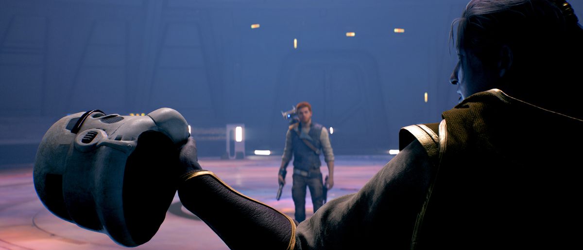 Cal Kestis guarda verso la telecamera, di fronte alla quale una misteriosa figura vestita tiene un elmo da Stormtrooper, in Star Wars Jedi: Survivor