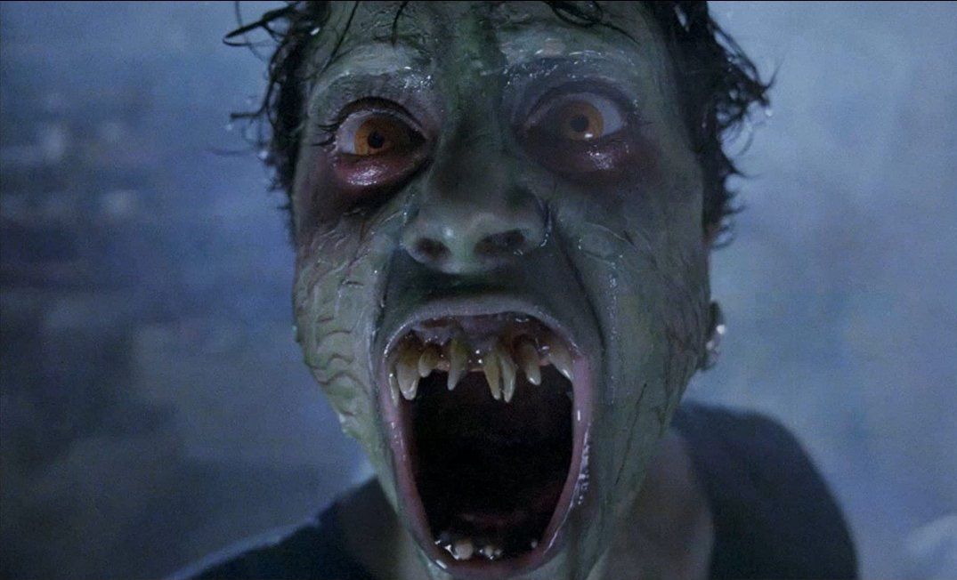 Un mostro dalla faccia verde mostra i suoi denti storti in Demons 2.
