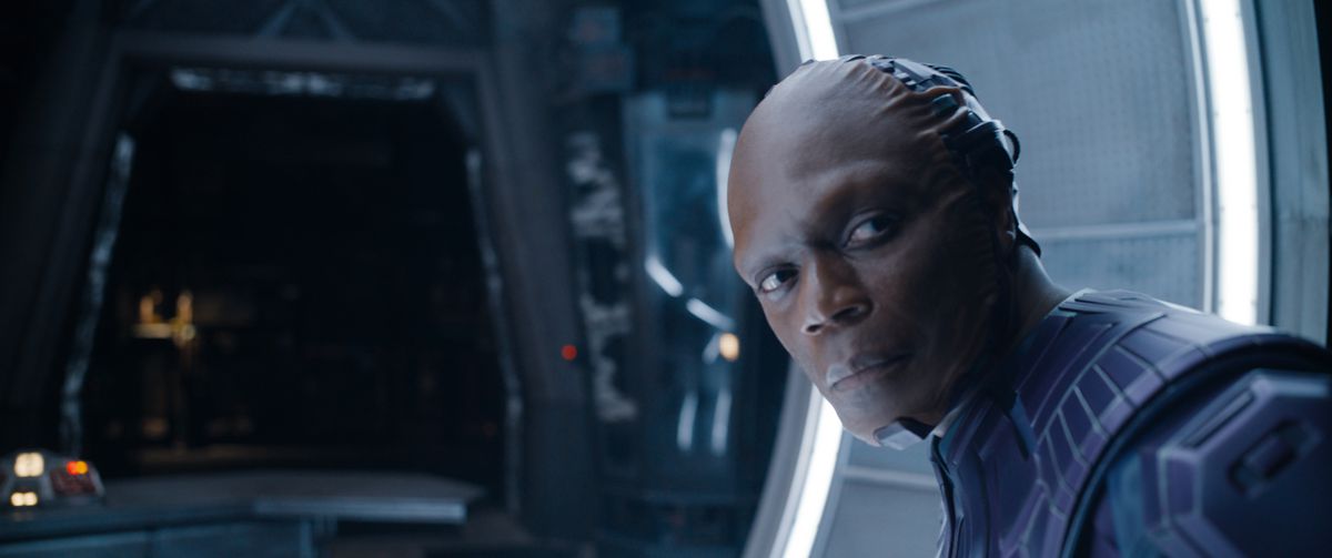 L'Alto Evoluzionario (Chukwudi Iwuji), un uomo calvo con una faccia innestata e un'armatura blu high-tech, guarda fuori dallo schermo in Guardiani della Galassia Vol.  3