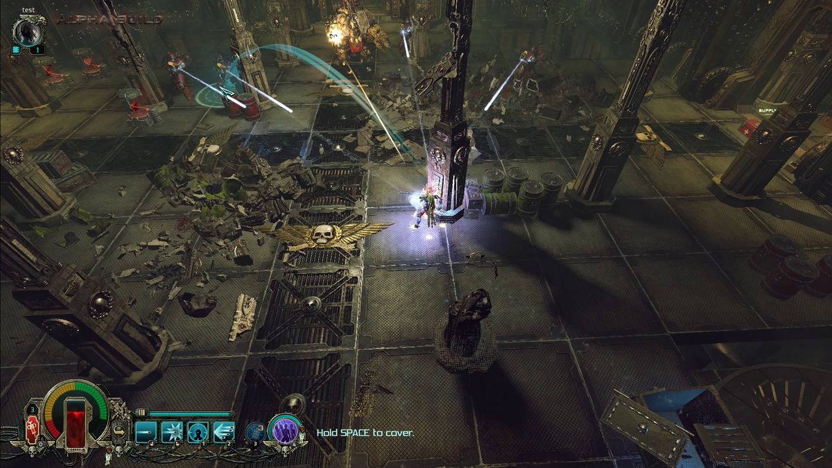 Un inquisitore in Warhammer 40K: Inquisitor — Martyr spara proiettili contro i nemici
