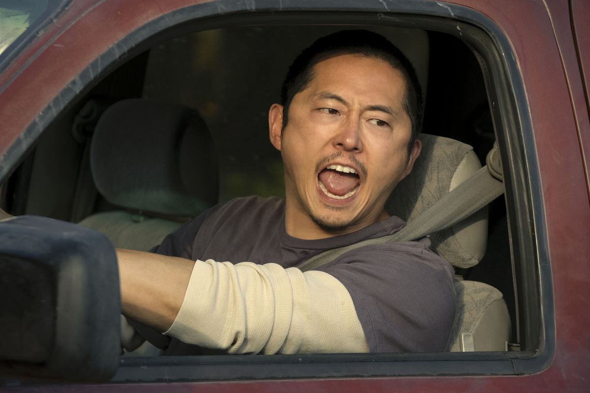 Danny (Steven Yuen) urla fuori dal finestrino della sua auto