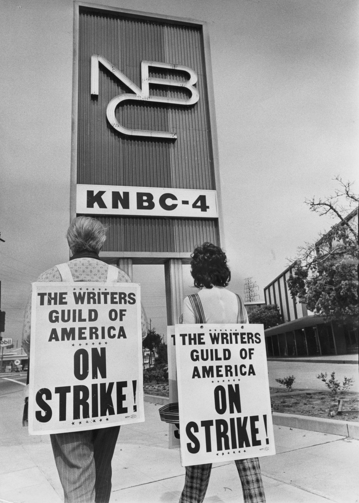 Due scrittori in sciopero davanti alla sede della NBC.