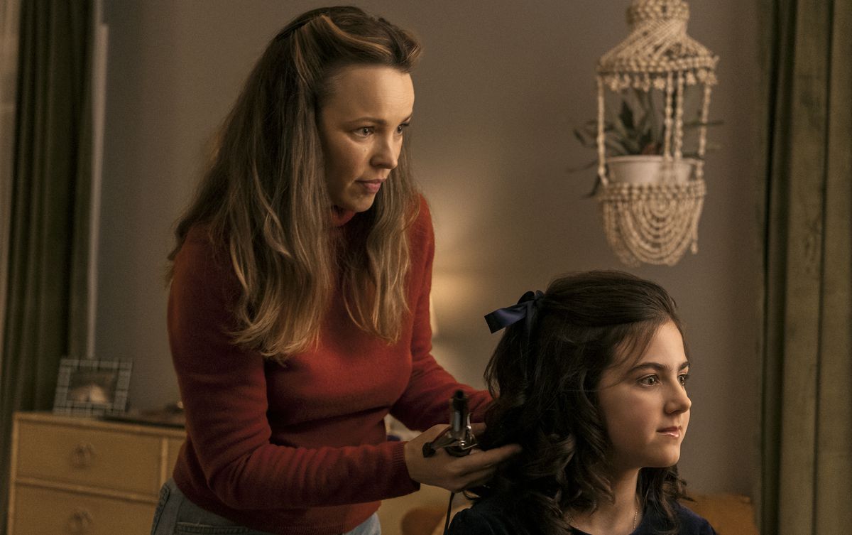 Barbara (Rachel McAdams) arriccia i capelli della figlia undicenne Margaret (Abby Ryder Fortson) con un ferro arricciacapelli in Are You There God?  Sono io, Margherita