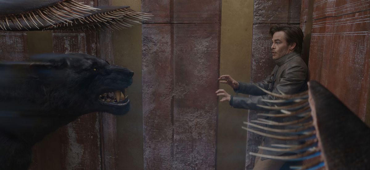 Edgin the Bard (Chris Pine) indietreggia contro un muro in preda al panico mentre una bestia dislocante lo mette all'angolo in Dungeons & Dragons: Honor Among Thieves