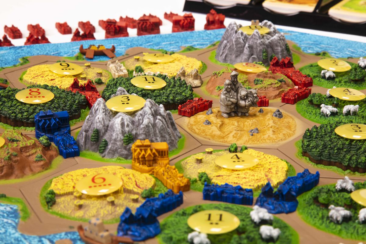 Un gioco di Catan 3D progettato per il gioco, con un'enorme montagna e una serie di pianure in primo piano.