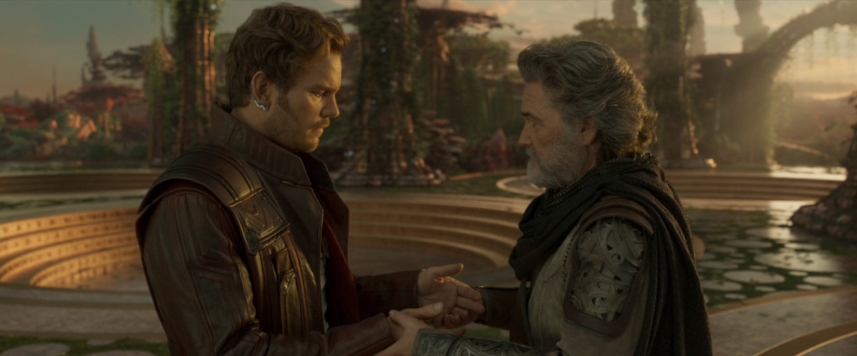 Peter Quill (Chris Pratt) ed Ego (Kurt Russell) condividono un momento tenero in Guardiani della Galassia Vol.  2