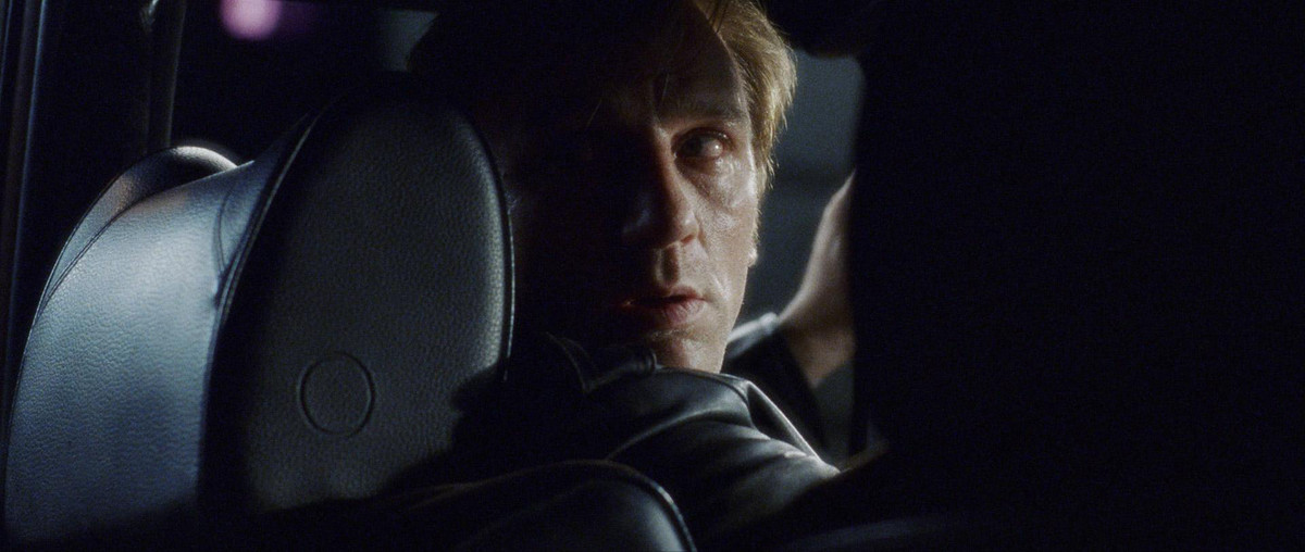 Steve (Daniel Craig) si guarda alle spalle in un'auto oscura a Monaco