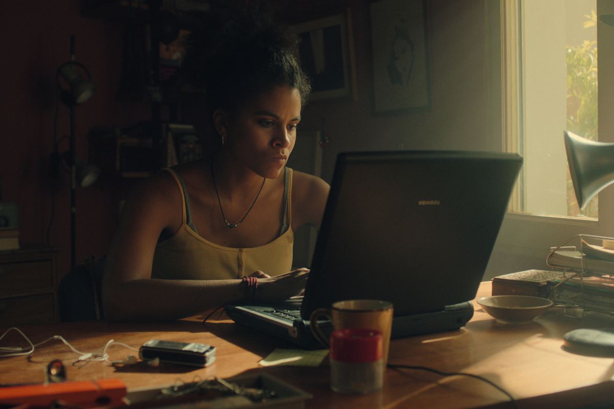 Zazie Beetz lavora al computer in un fotogramma della sesta stagione di Black Mirror