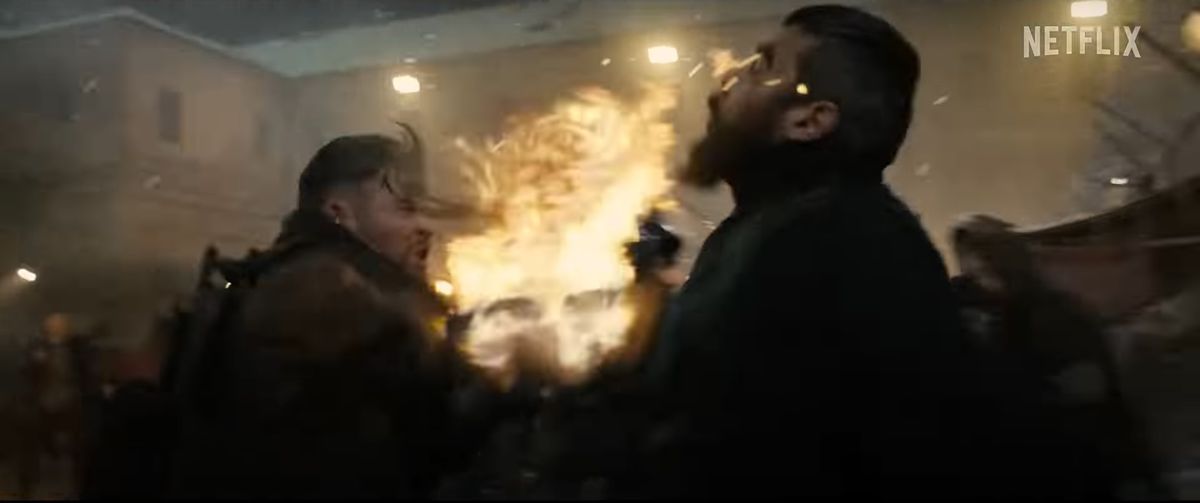 Chris Hemsworth prende a pugni un tizio in faccia con il braccio in fiamme nel trailer di Extraction 2