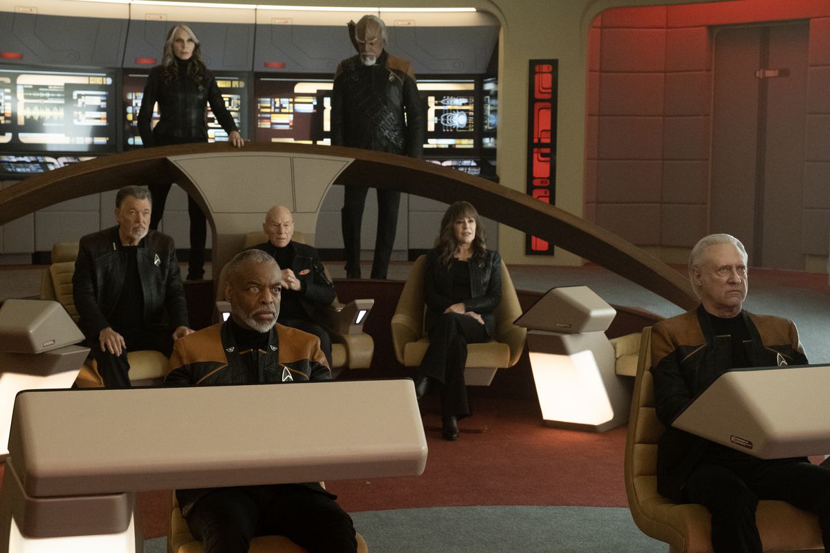 Il cast di TNG sul ponte dell'Enterprise nel finale della stagione 3 di Picard