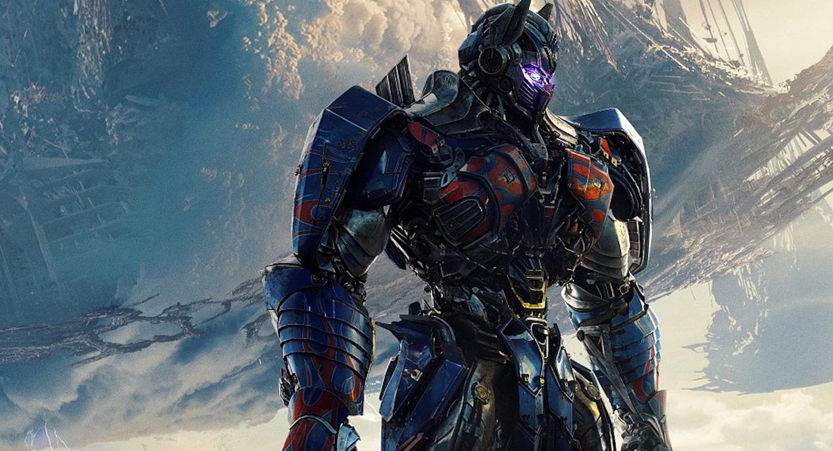 Il malvagio Optimus Prime si trova di fronte a Unicron in Transformers: The Last Knight