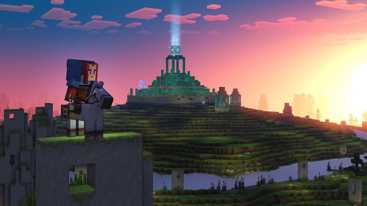 Il giocatore siede a cavalcioni del proprio cavallo su un arco erboso in Minecraft Legends.  Sullo sfondo c'è un grande villaggio a blocchi, con un tramonto che tinge il cielo di rosa e arancione.