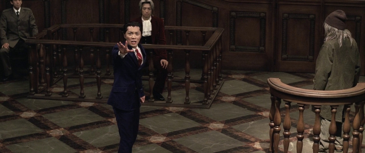 Phoenix Wright supplica la telecamera nell'adattamento live action di Ace Attorney.