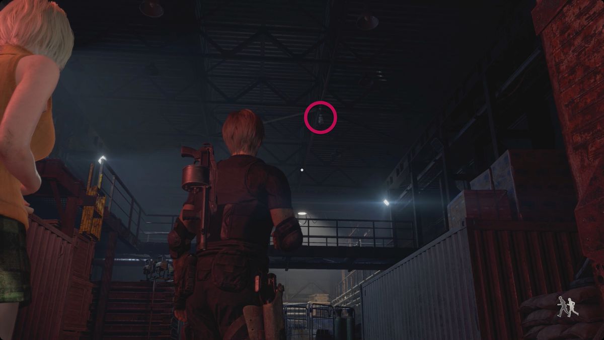Resident Evil 4 remake Leon guarda una lanterna del tesoro appena fuori dal Laboratorio di Luis.