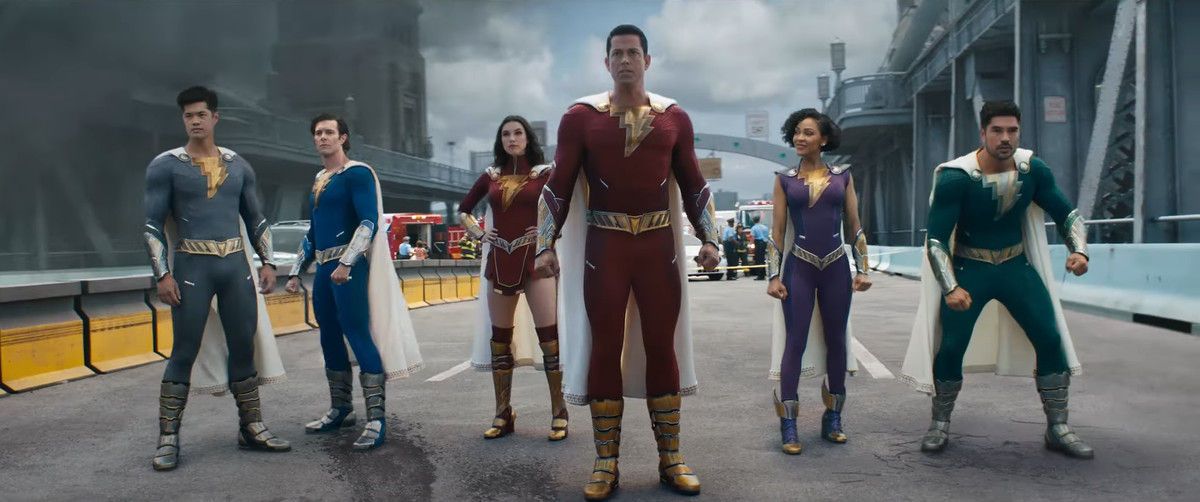 Zachary Levi nel ruolo di Shazam in Shazam!  Fury of the Gods in piedi con il resto della sua famiglia di supereroi