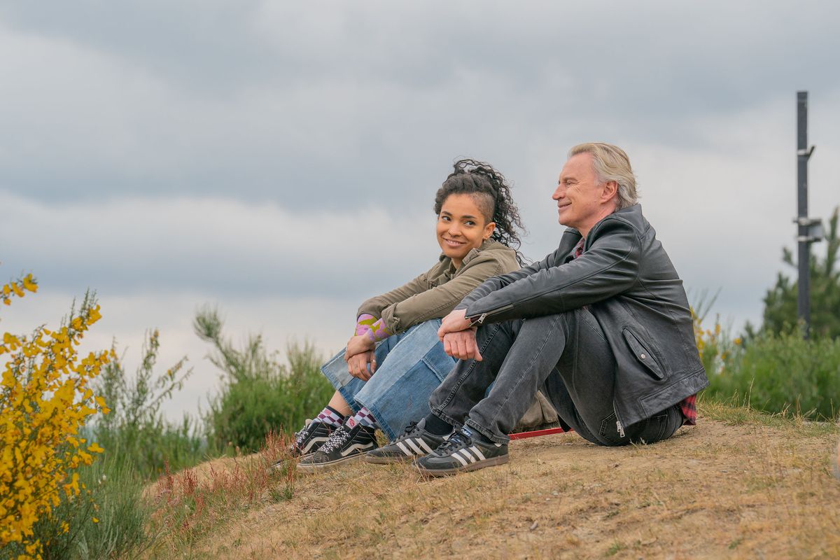 Gaz (Robert Carlyle) e sua figlia adolescente Destiny (Talitha Wing) siedono su una collina ricoperta di erba morta sotto un cielo coperto e si sorridono a vicenda nello spin-off di FX The Full Monty