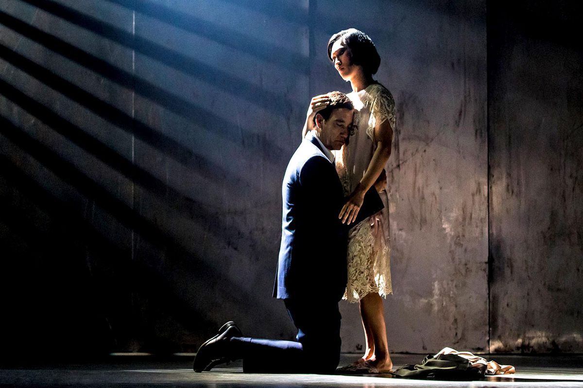 Rene (Clive Owen) abbraccia Song (Jin Ha) in un fotogramma dal revival di Broadway di M. Butterfly