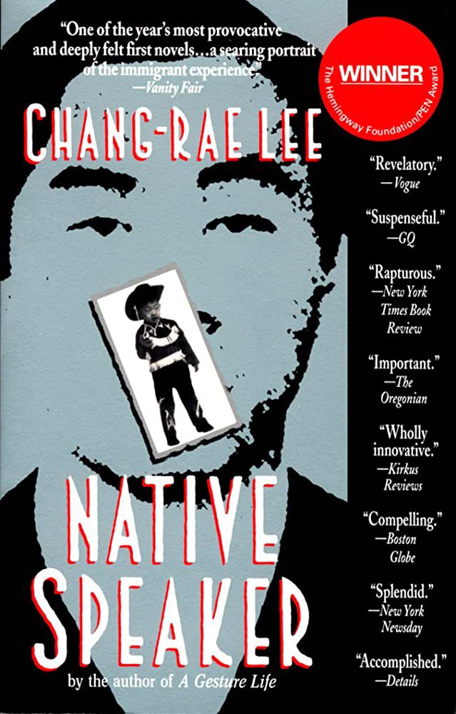la copertina di Native Speaker con una stampa a inchiostro di una foto di un uomo coreano americano e una fotografia più piccola di un ragazzo vestito da cowboy