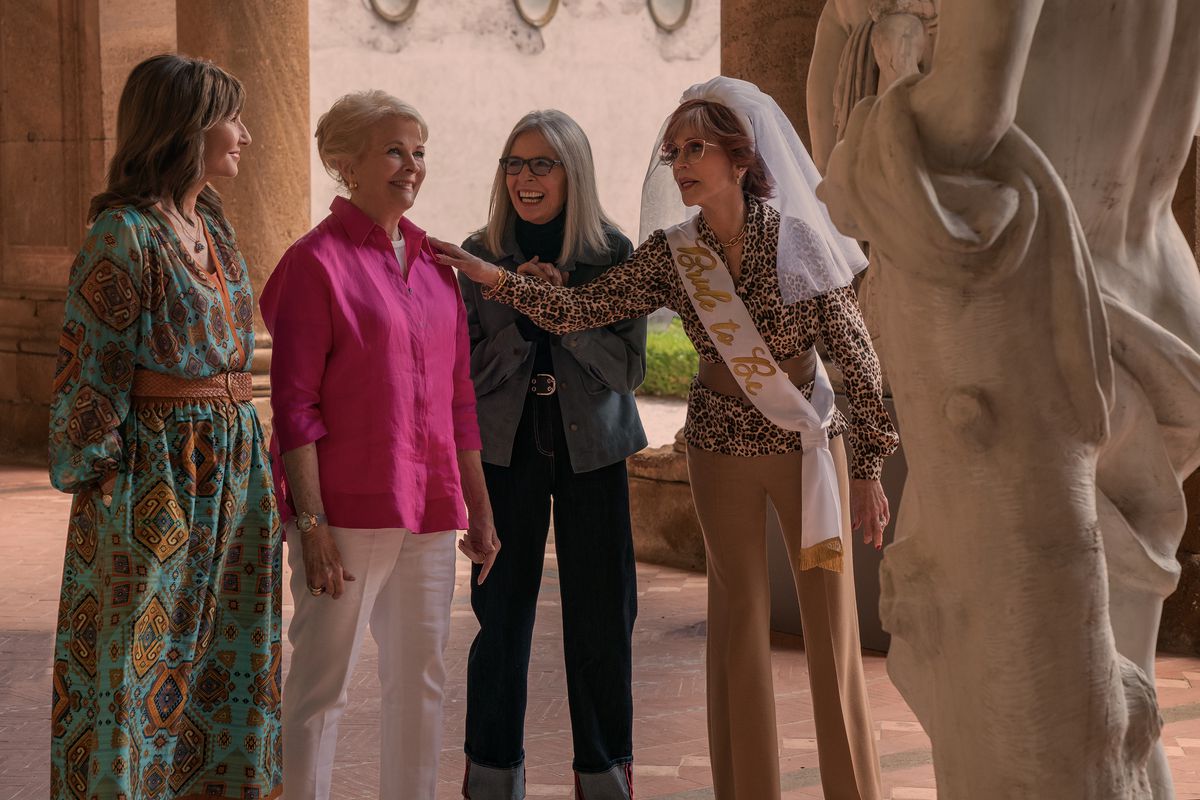 Mary Steenburgen, Candice Bergen, Diane Keaton e Jane Fonda (che indossa un velo da sposa) stanno davanti a una statua in Book Club: The Next Chapter.  Fonda mette la mano sulla spalla di Bergen, mentre il gruppo ride.