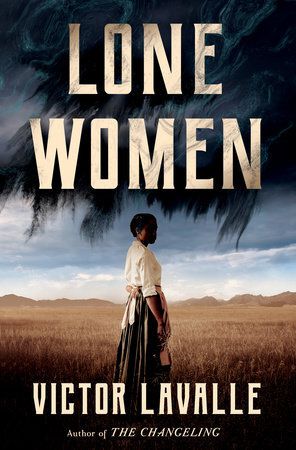 Una donna nera è sola in un campo, il viso coperto dall'ombra, nella copertina di Lone Women di Victor LaValle.