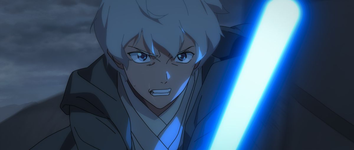 Un giovane dai capelli bianchi brandisce una spada laser blu.  Sembra arrabbiato, nel mezzo della battaglia. 