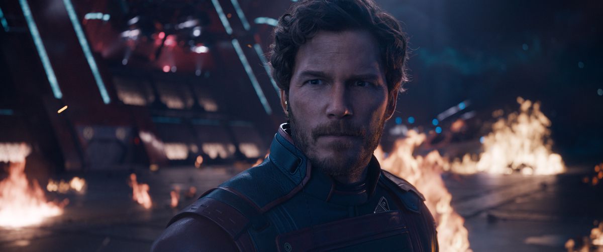 Peter Quill/Star-Lord (Chris Pratt) appare severo sul ponte fiammeggiante di un'astronave in Guardiani della Galassia Vol.  3. 
