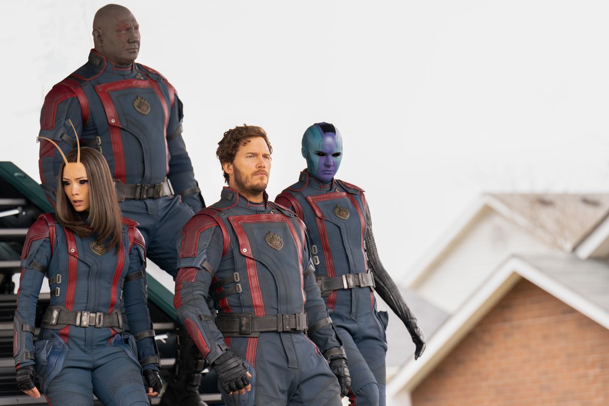 I Guardiani della Galassia nelle loro uniformi Nova scendono le scale di un'astronave in un quartiere periferico in Guardiani della Galassia Vol.  3