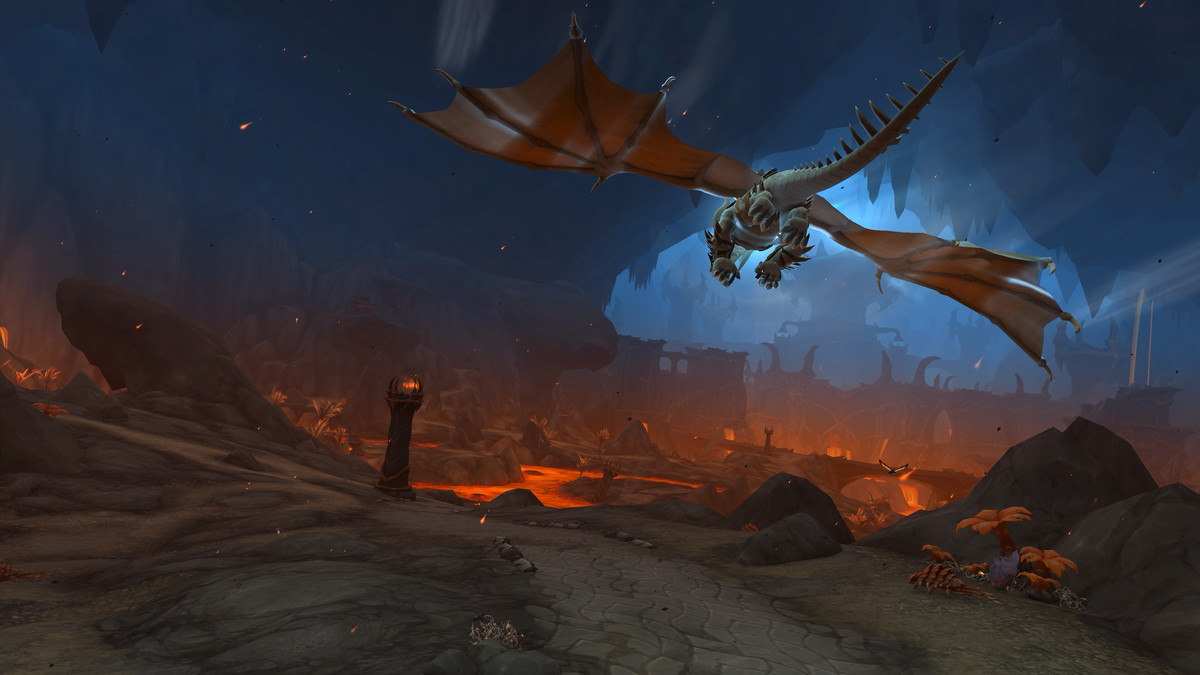 Un giocatore piomba nella caverna di Zaralek sul suo fidato destriero drago in World of Warcraft: Dragonflight 