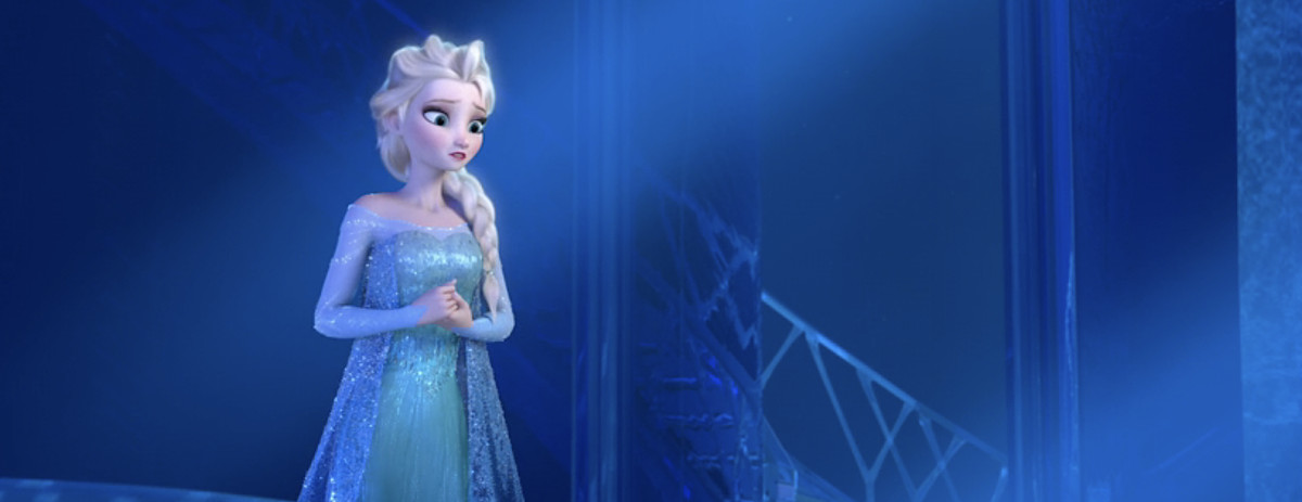 La regina Elsa è in piedi con aria preoccupata sul balcone ghiacciato del suo palazzo ghiacciato, circondata da muri ghiacciati e ringhiere ghiacciate, in... come si chiamava di nuovo quel film?  Freddo o qualcosa del genere?