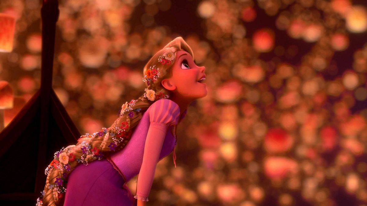 Rapunzel in Tangled si sporge da una barca, guardando con gioia le lanterne galleggianti colorate tutt'intorno a lei