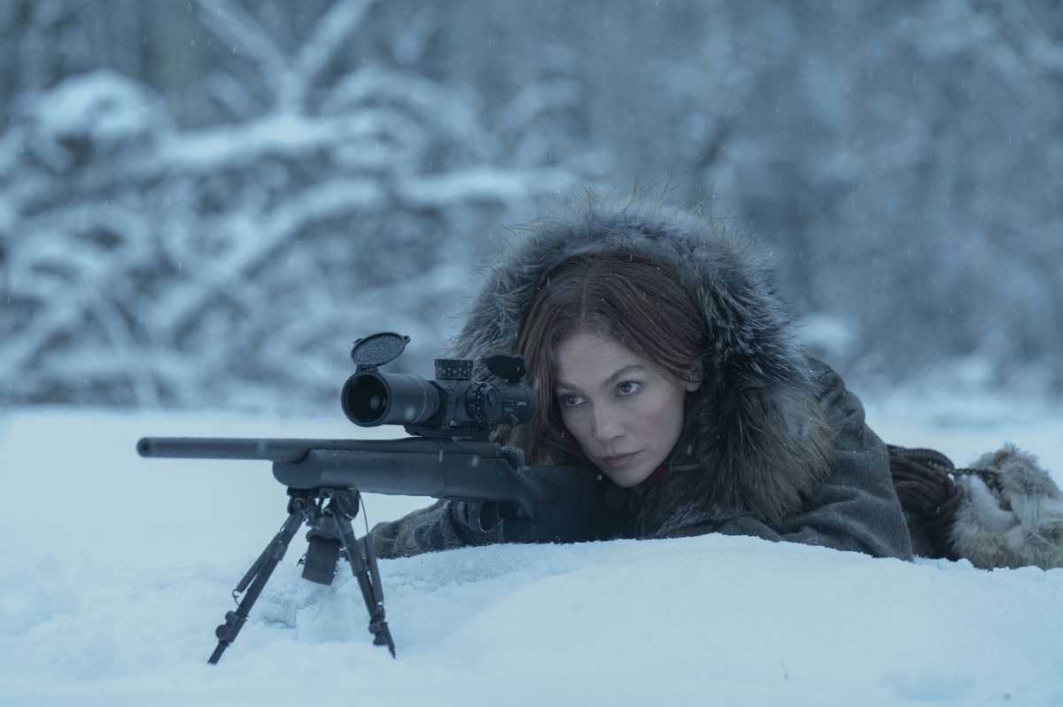 Jennifer Lopez si sdraia con un fucile da cecchino nella neve, con addosso una pesante pelliccia, in The Mother.