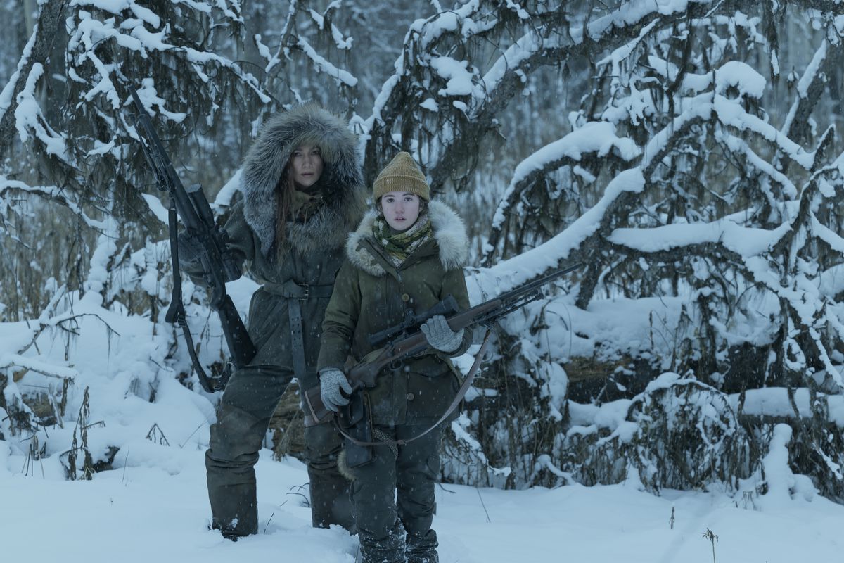 Jennifer Lopez e Lucy Paez impugnano i fucili nella neve in The Mother.