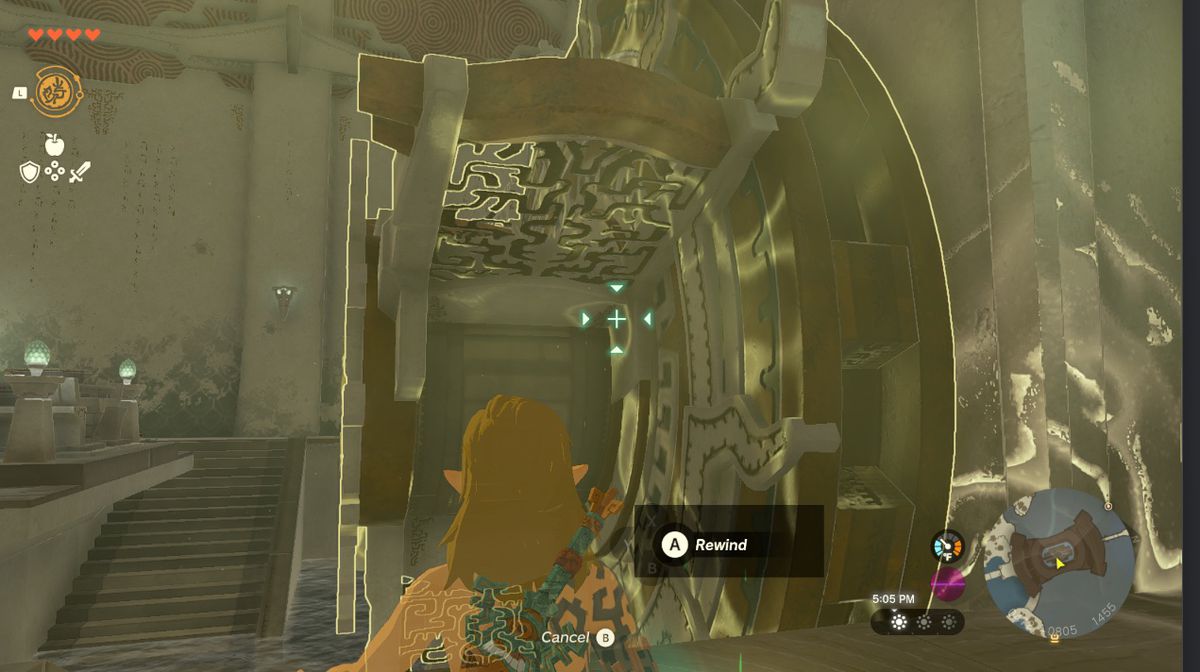 Link guarda una ruota idraulica nella Great Sky Island in Zelda Tears of the Kingdom.