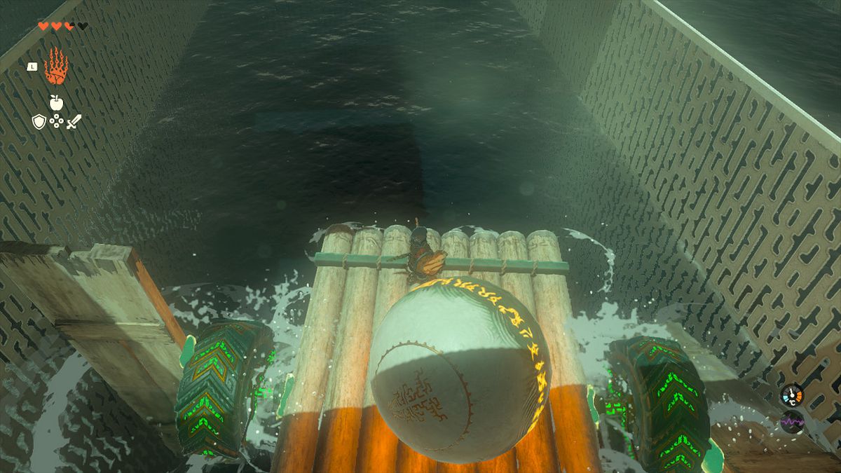 Link cavalca una zattera tra due grandi pezzi di legno nel Santuario Tukarok in Zelda Tears of the Kingdom.