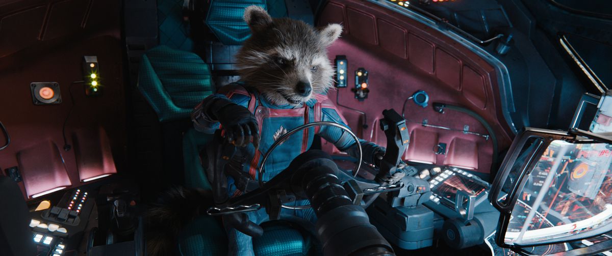 Il procione antropomorfo Rocket (corpo interpretato da Sean Penn, doppiato da Bradley Cooper) siede nella cabina di pilotaggio di un'astronave con indosso l'uniforme da tuta blu e rossa dei Guardiani della Galassia in Guardiani della Galassia Vol.  3