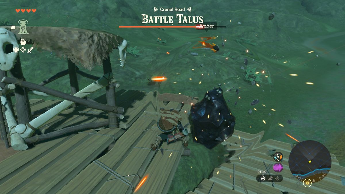 Link brandisce un'arma fusa con un masso gigante in Zelda Tears of the Kingdom.
