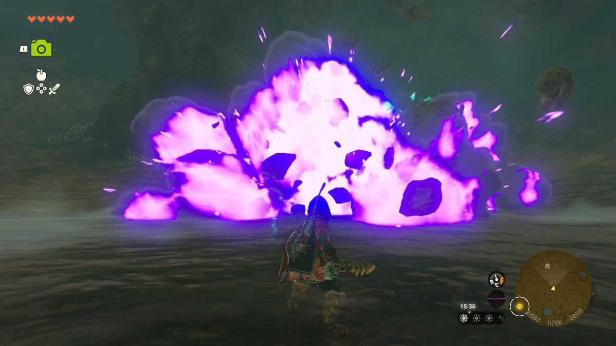 Link fissa uno Stone Talus che esplode in una grotta in Zelda Tears of the Kingdom.