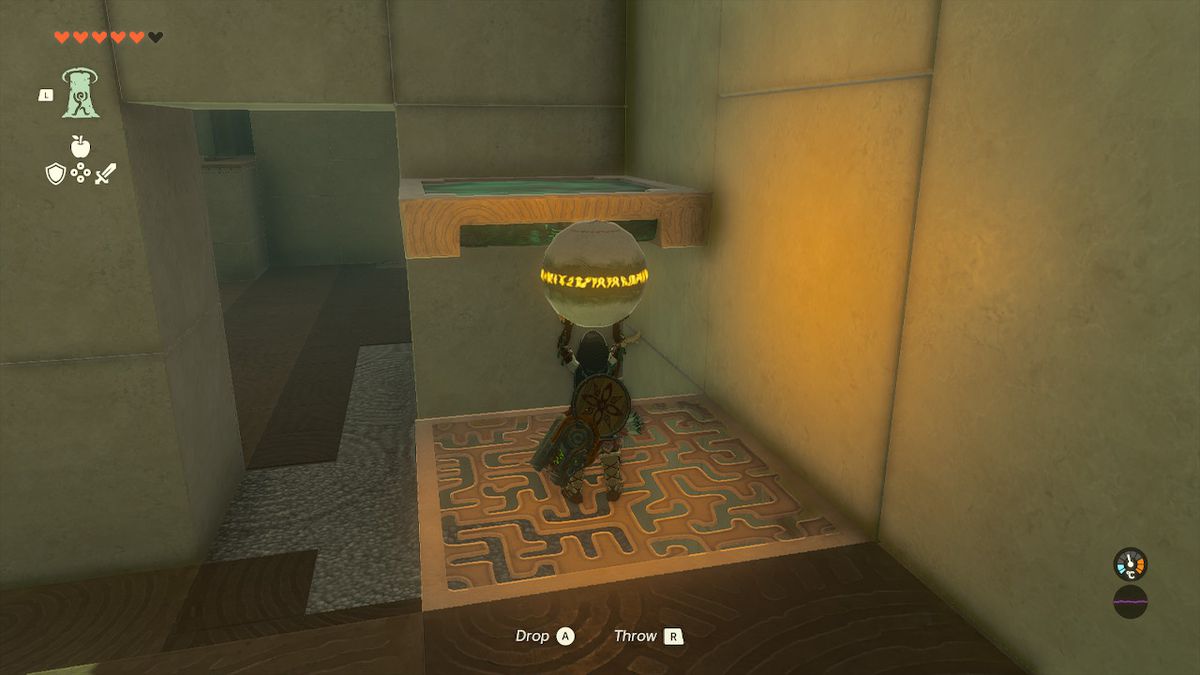 Link tiene una palla mentre si trova su una piattaforma nel Santuario di Orochium in Zelda Tears of the Kingdom.