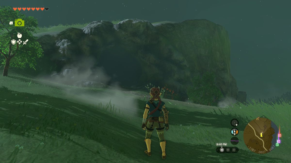 Link si trova di fronte all'ingresso della North Hyrule Plain Cave, che si trova accanto alla strada principale per New Serenne Stable in Zelda: Tears of the Kingdom