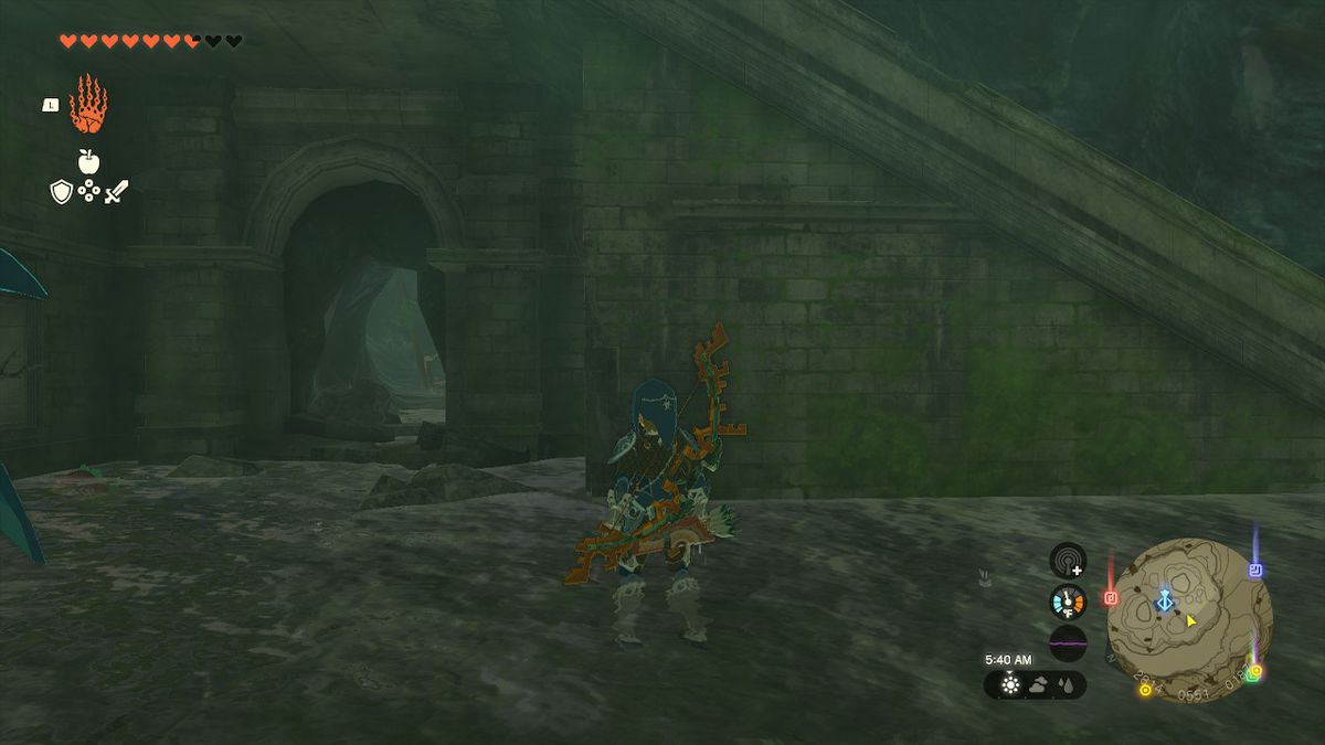 Link si trova accanto a un buco sotto una scala che conduce alla stanza del forziere in Zelda: Tears of the Kingdom