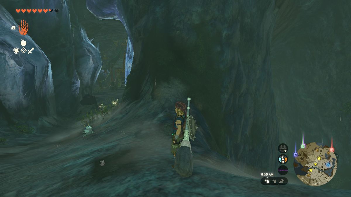Link si trova dall'altra parte della caverna, accanto a un sentiero che conduce alla stanza del forziere in Zelda: Tears of the Kingdom
