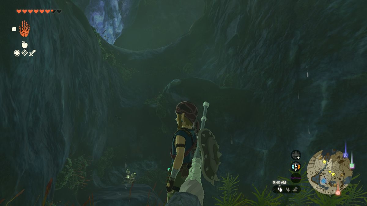 Link si trova davanti a due sporgenze che conducono all'estremità più lontana della caverna in Zelda: Tears of the Kingdom